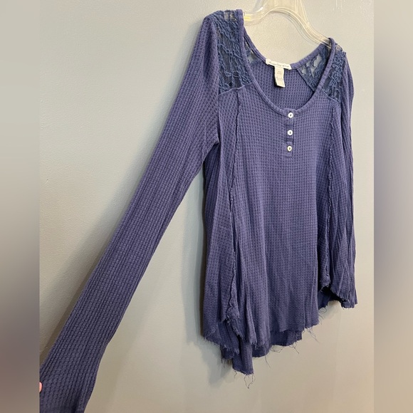 Women's Waffle Knit Blouse with Lace Design - Picture 3 of 6